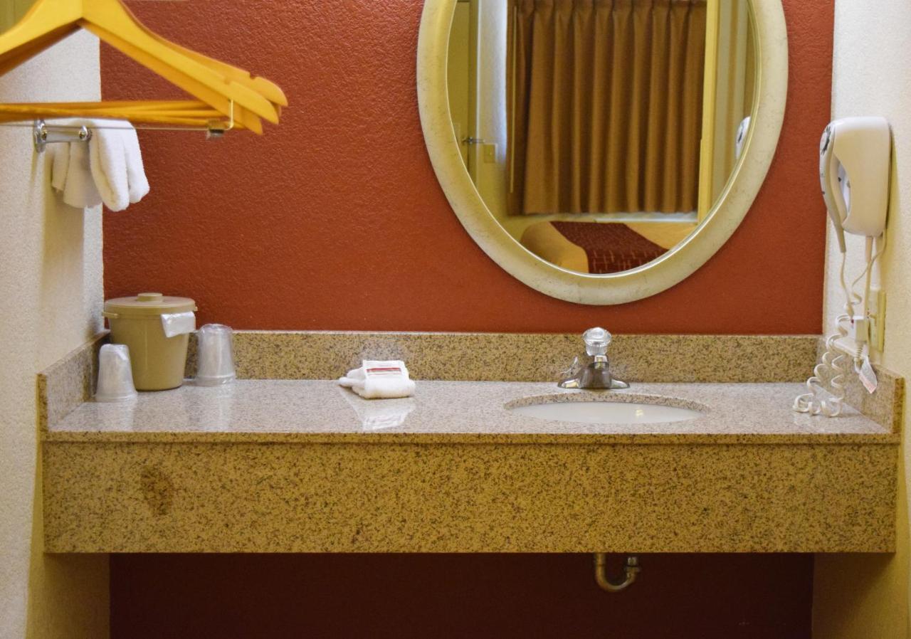 Red Roof Inn Ютіка Екстер'єр фото